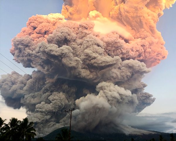 印度尼西亚亡山喷发，火山灰柱高约18公里