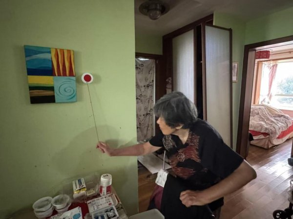 看护茕居老东谈主居家安全，定海路街谈“一键通”成人命防地