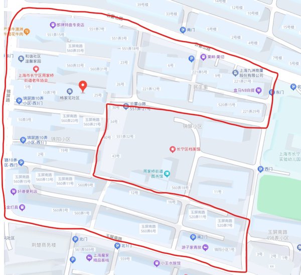 夏季算作｜宏构小区纠正遭埋怨：一栋楼前70多个井盖密集隆起，迟迟叛逆整？