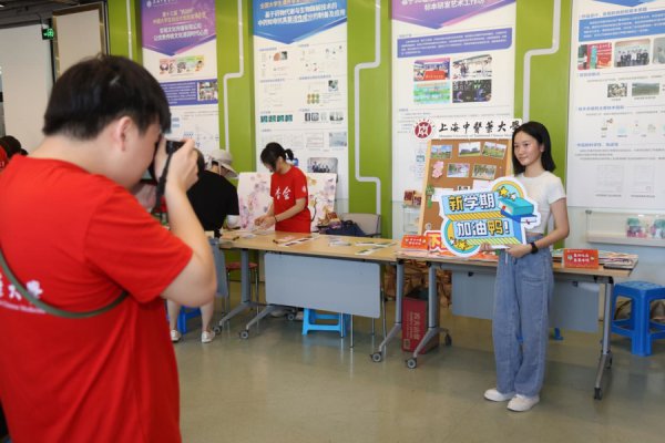 “早鸟”来了，萌新报到！这座双一流医学院校迎来千名本科生，家长们也很享受